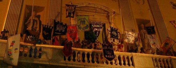 Penons de totes les comparses participants en Rua de Llu�ment